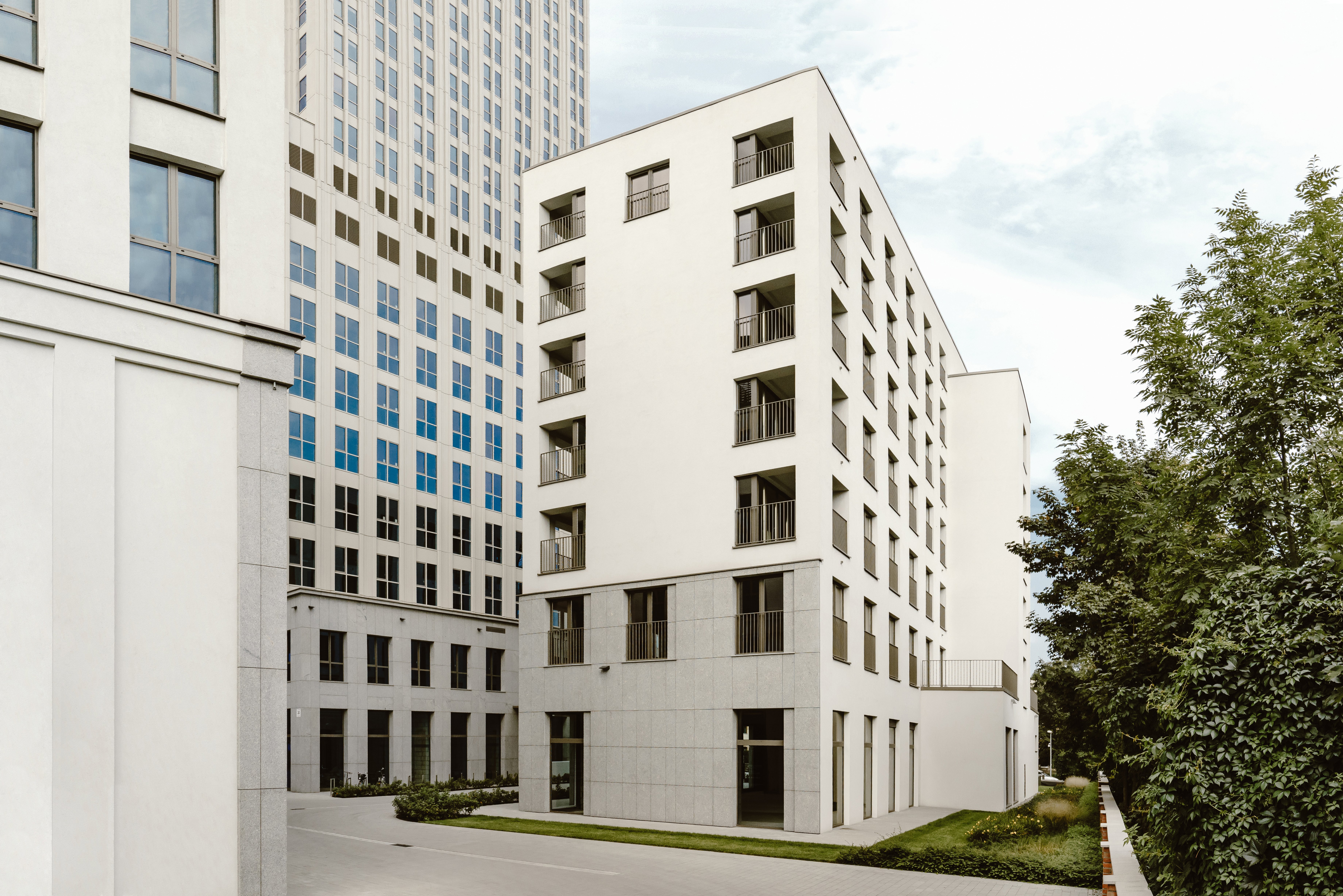 Modern wit huis met kozijnen op maat