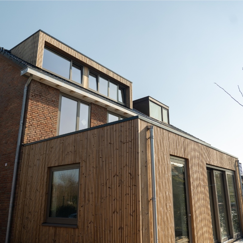 Huis met fabrikade kozijnen en deuren