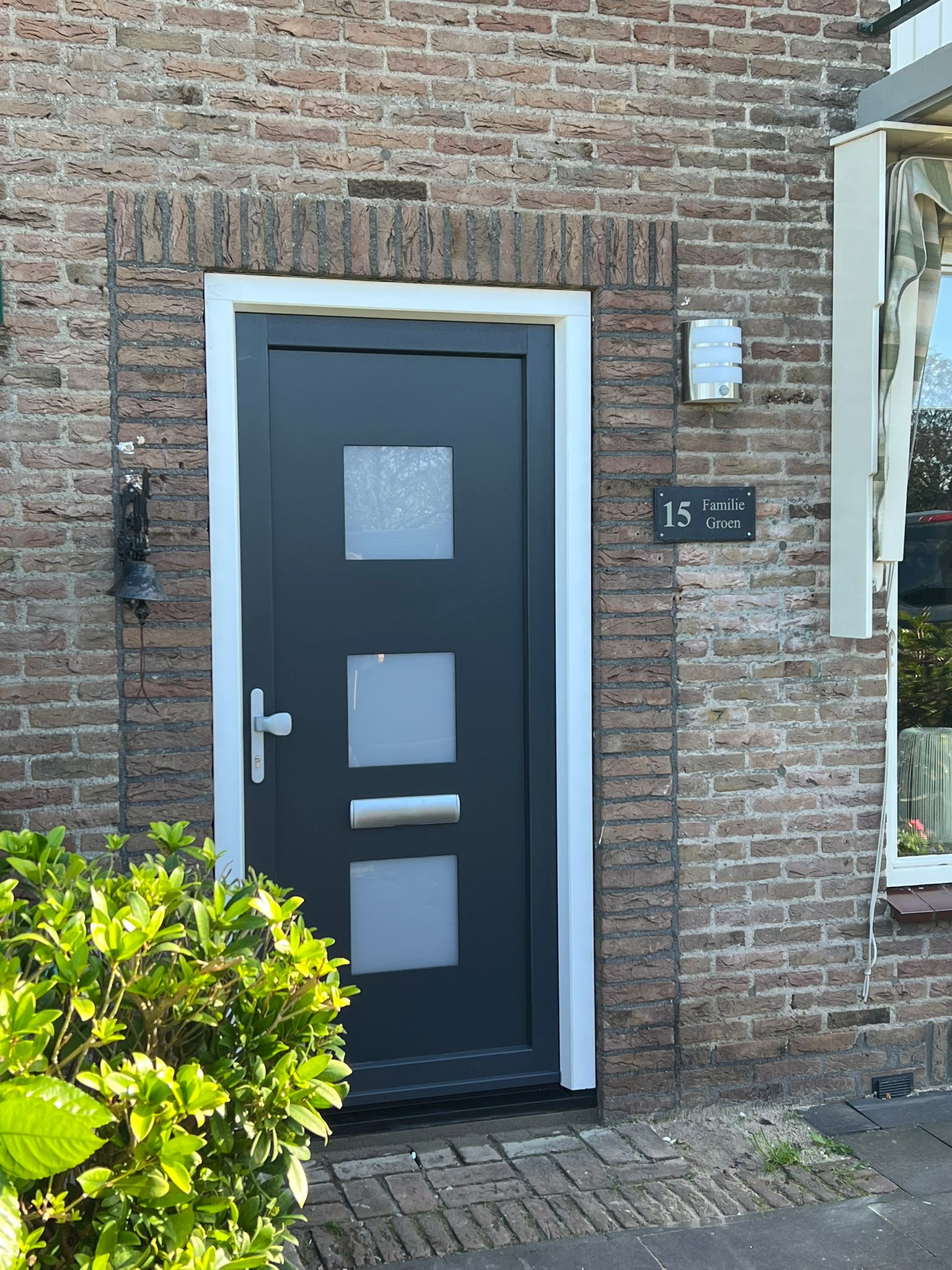 Foto van een huis met moderne kunststof buitendeur